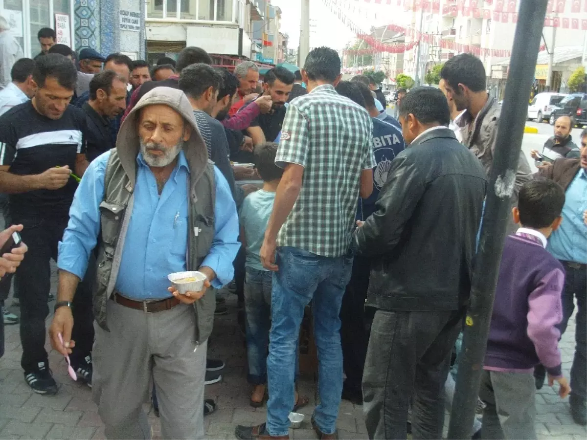 Özalp Belediyesi Cuma Namazı Sonrası Aşure Dağıttı