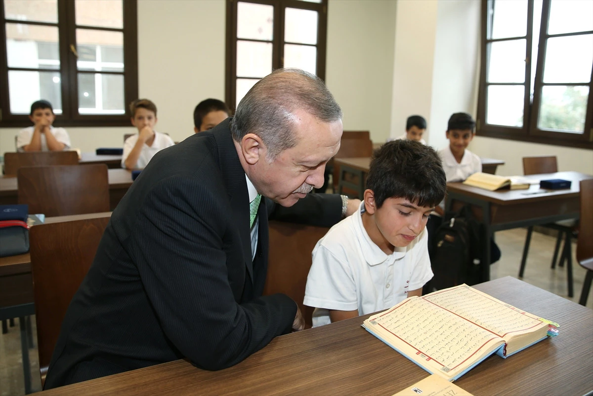 Erdoğan Mezun Olduğu Okulda 44 Yıl Sonra Öğrencilerle Kur\'an Okudu