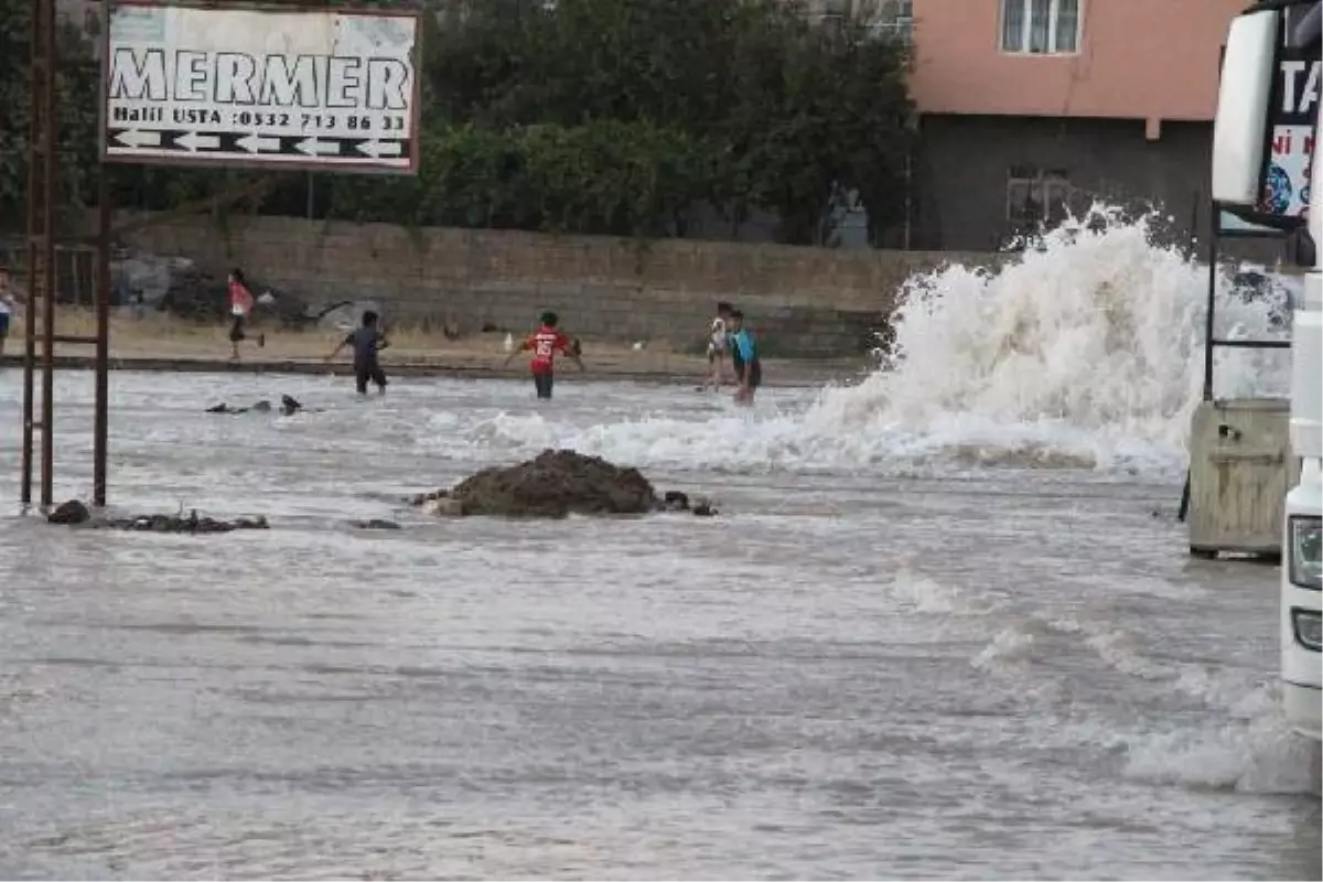 Mardin Nusaybin\'de Su Borusu Patladı, İlçe Göle Döndü