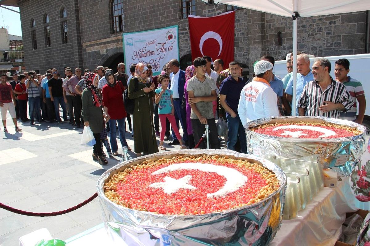 Sur\'da 10 Bin Kişiye Türk Bayrağıyla Süslenmiş Aşure Dağıtıldı