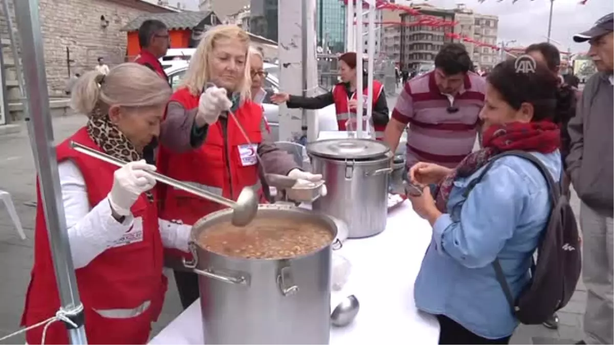 Taksim Meydanı\'nda Aşure Dağıtıldı - İstanbul