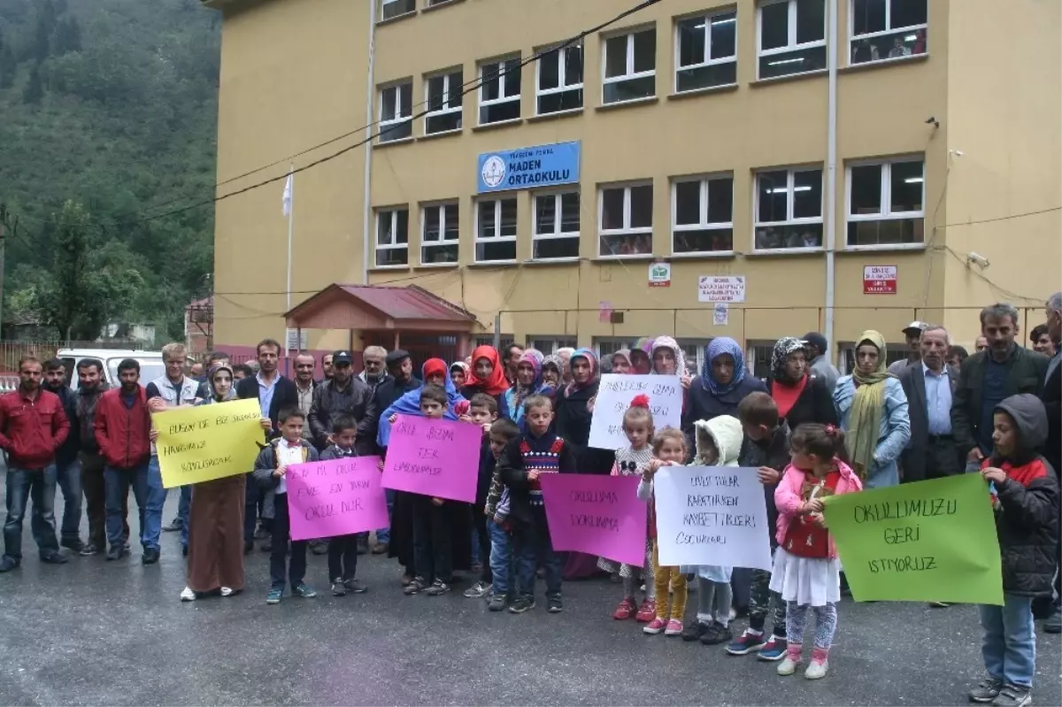 Trabzon\'un Yomra İlçesi Madenli Mahallesinde Velilerin Taşımalı Eğitim Tepkisi