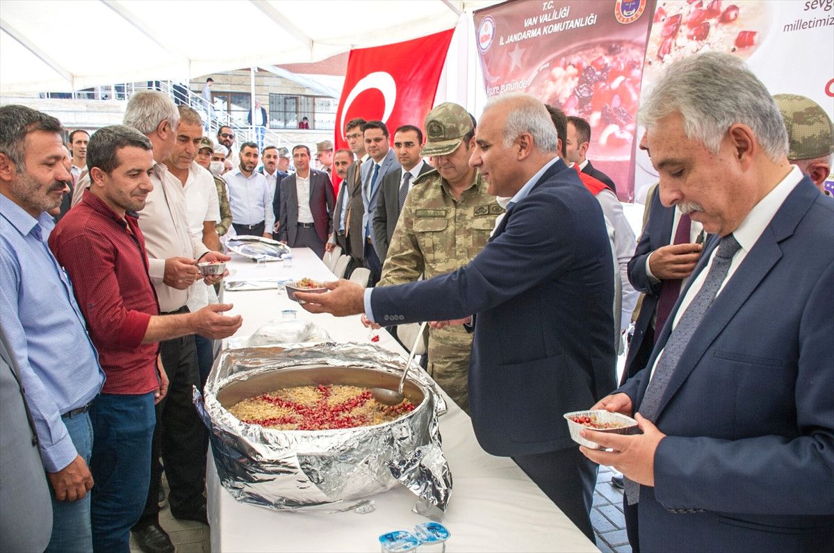 Van\'da Vatandaşlara Aşure İkramı