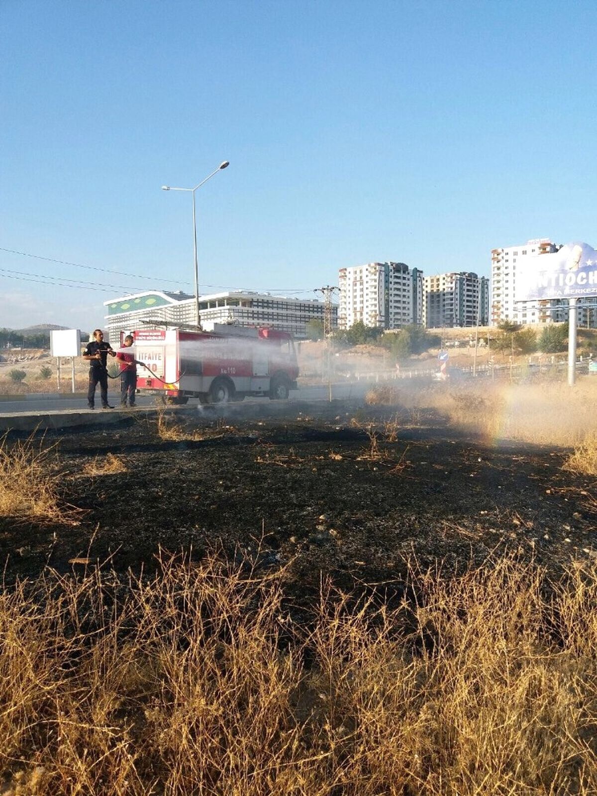 Yol Kenarındaki Anız Yangını Söndürüldü