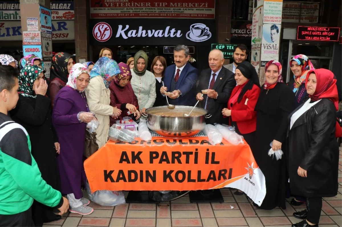 AK Parti Kadın Kolları\'ndan Aşure Dağıtımı