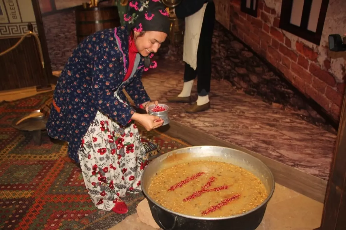 Aşurenin Üzerine Kayı Boyu\'nun Simgesini Nar Taneleri ile Yaptılar