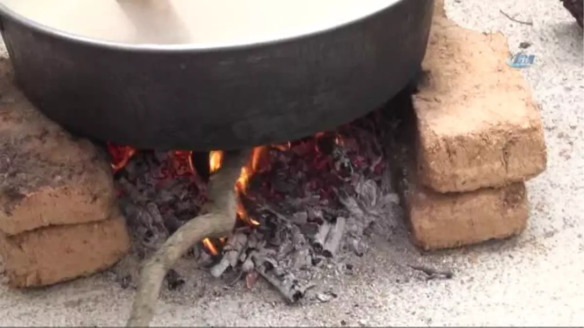 Aşureyi Yöresel Kıyafetlerle Odun Ateşinde Aslına Uygun Hazırladılar