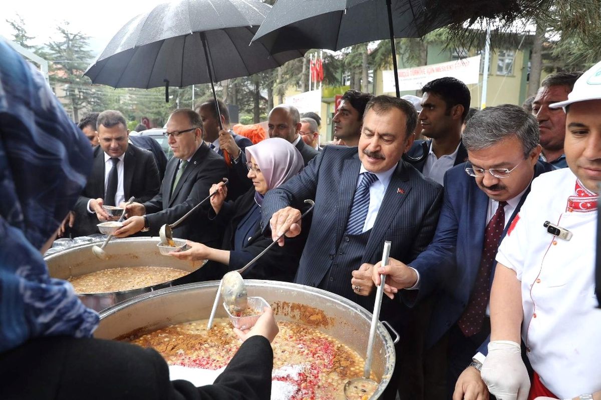 Bakan Eroğlu\'ndan Vatandaşlara Aşure İkramı