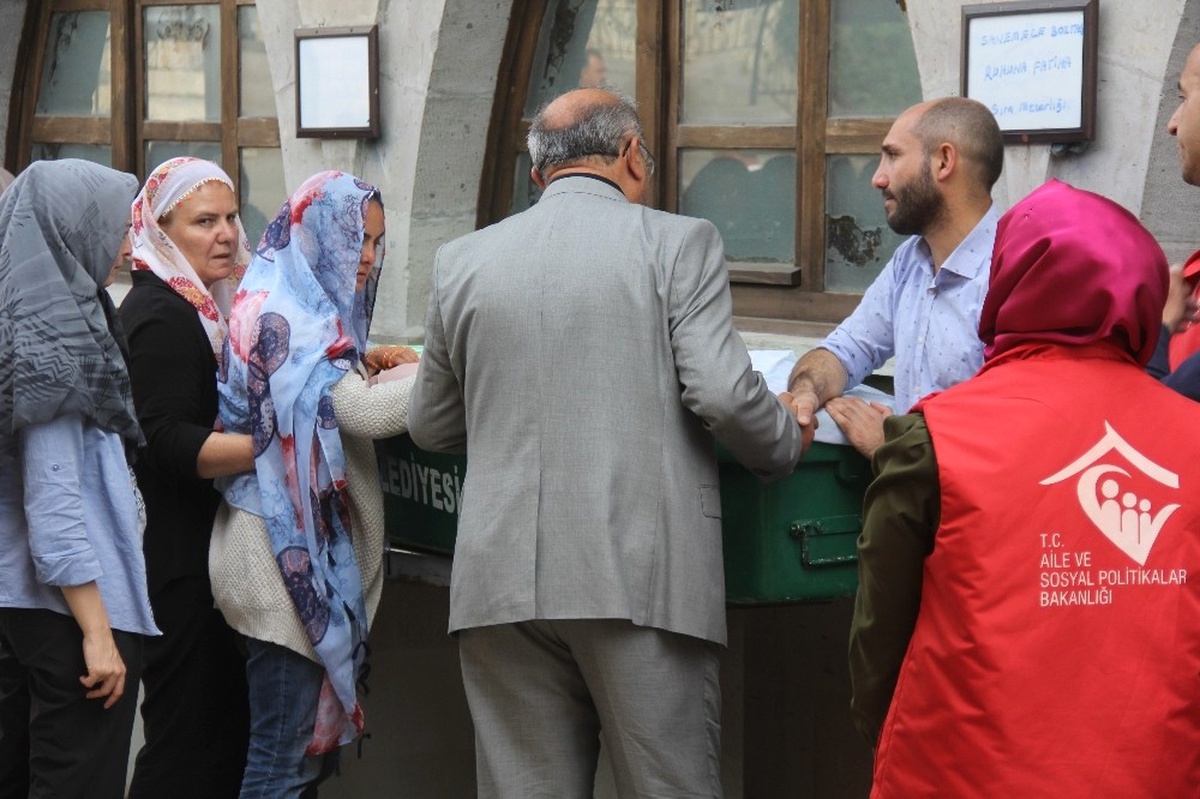 Bakan Yılmaz, Ölen Öğrencinin Cenaze Namazına Katıldı