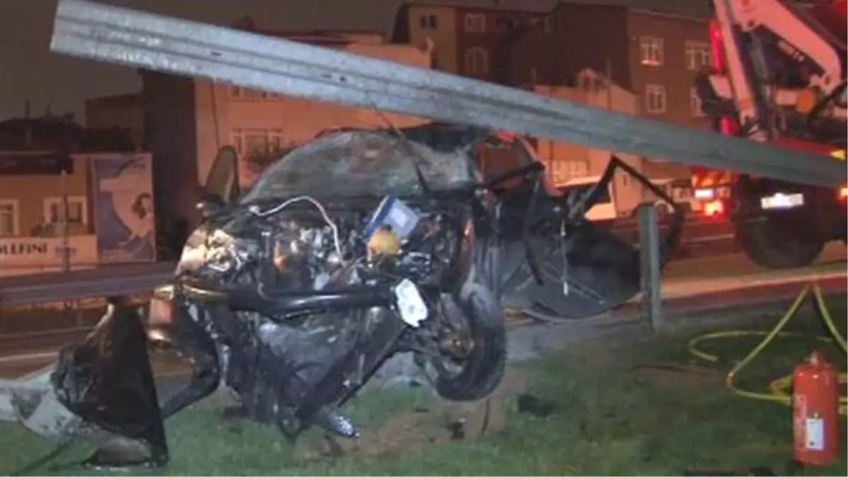 Bariyerlere Ok Gibi Saplanan ve Hurdaya Dönen Otomobilden Sağ Çıktılar