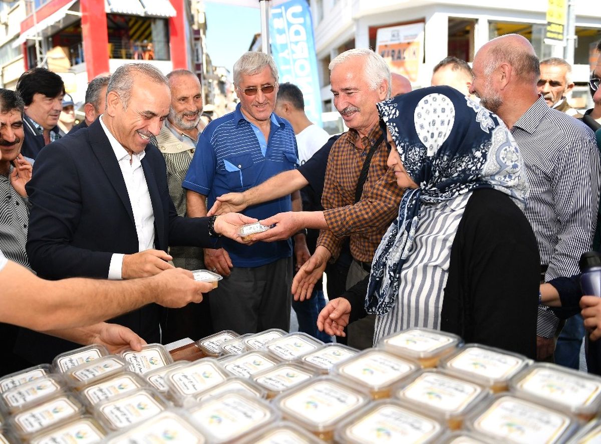 Başkan Aşure Dağıttı