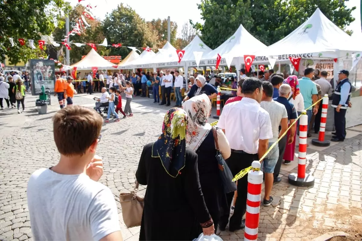 Belediye Başkanı Fadıloğlu, Aşure Dağıttı