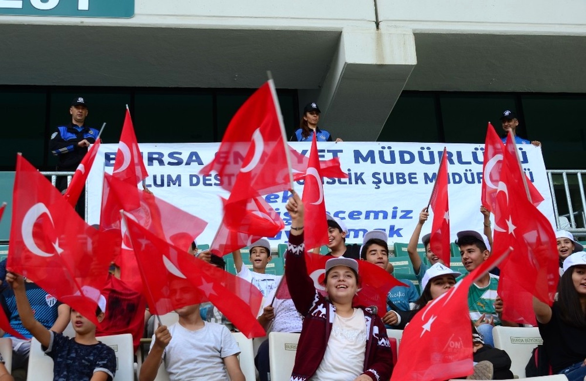 Bursa Polisi Çocukları Futbol Maçına Götürdü
