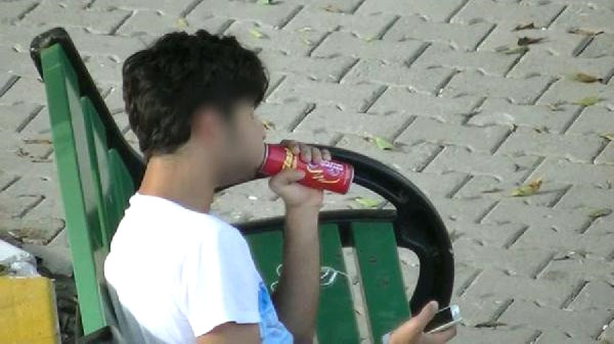 Çocuk Parkında Çakmak Gazı Çekip, Kendinden Geçti