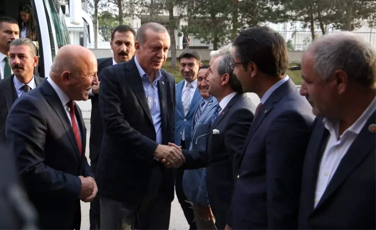 Cumhurbaşkanı Erdoğan Erzurum Büyükşehir Belediyesi\'ni Ziyaret Etti