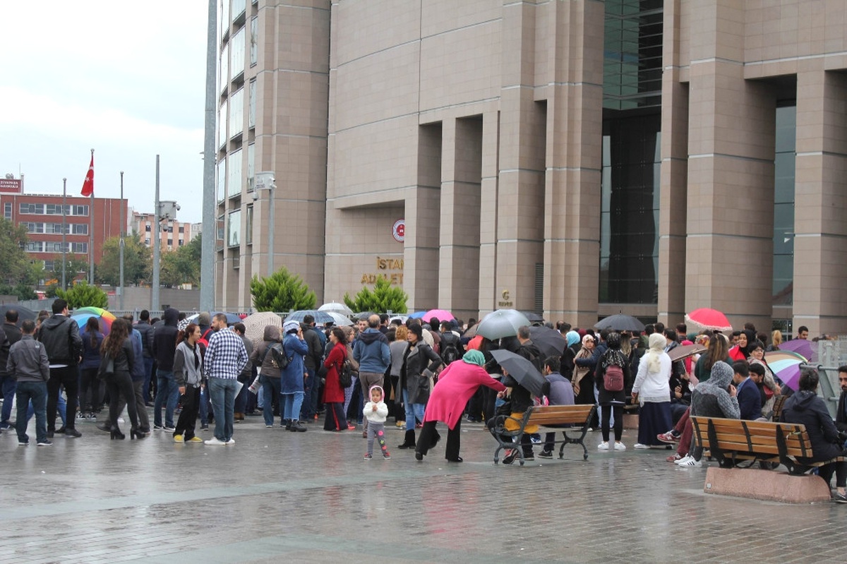 İstanbul Adalet Sarayı Önünde "Zabıt Katipliği" Yoğunluğu