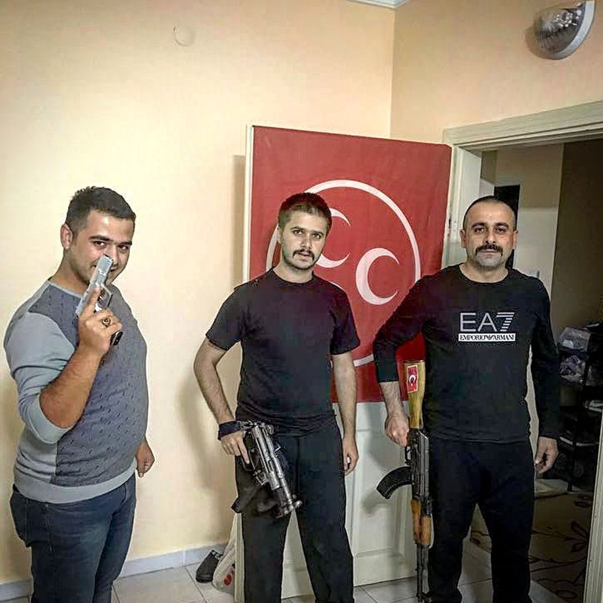 İstanbul Ülkü Ocakları Başkan Yardımcısı'ndan Kalaşnikof'lu Paylaşım