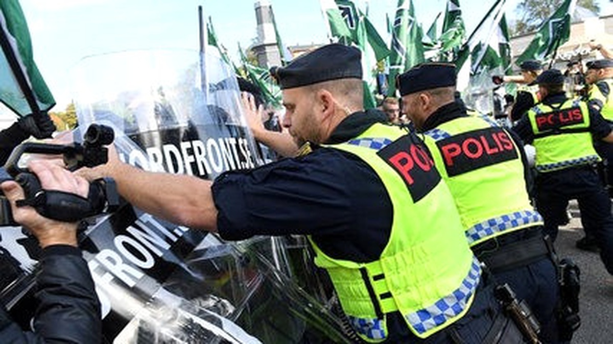 İsveç\'te Neo-Nazi ve Anti-Faşistler Çatıştı