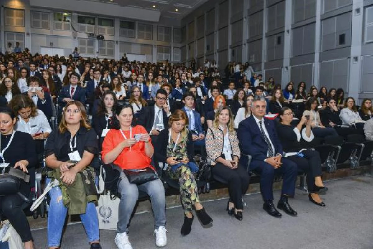 Lise Öğrencileri Uluslararası Konferansta Küresel Sorunları Tartıştı