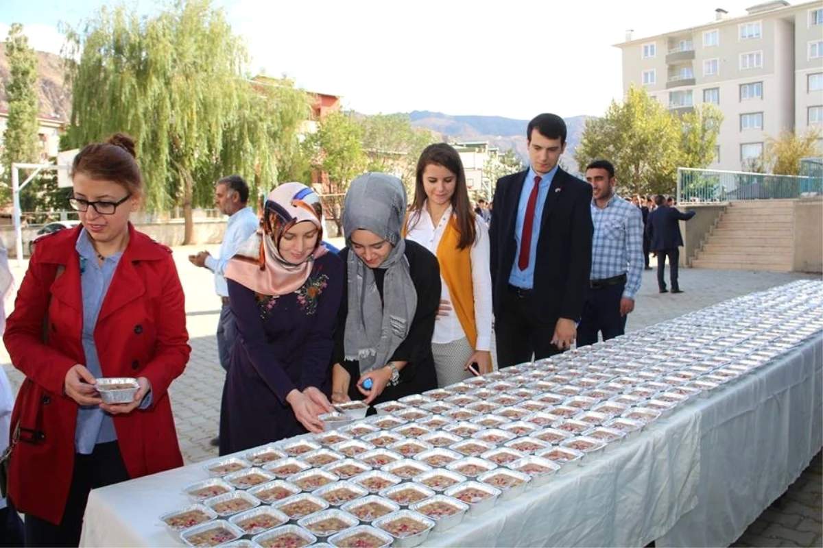 Öğrencilere Aşure Dağıttılar