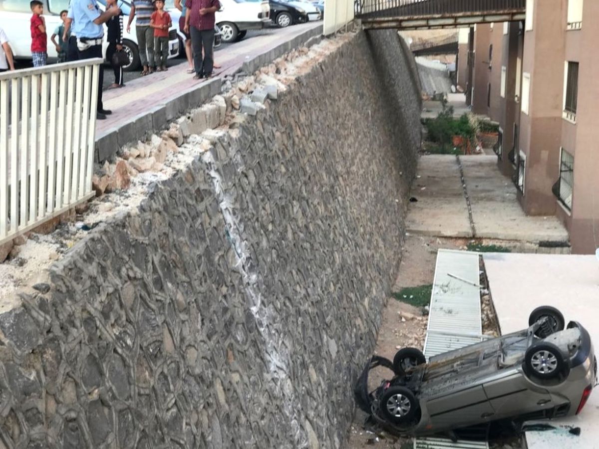Otomobil Evin Çatısına Uçtu: 1 Yaralı
