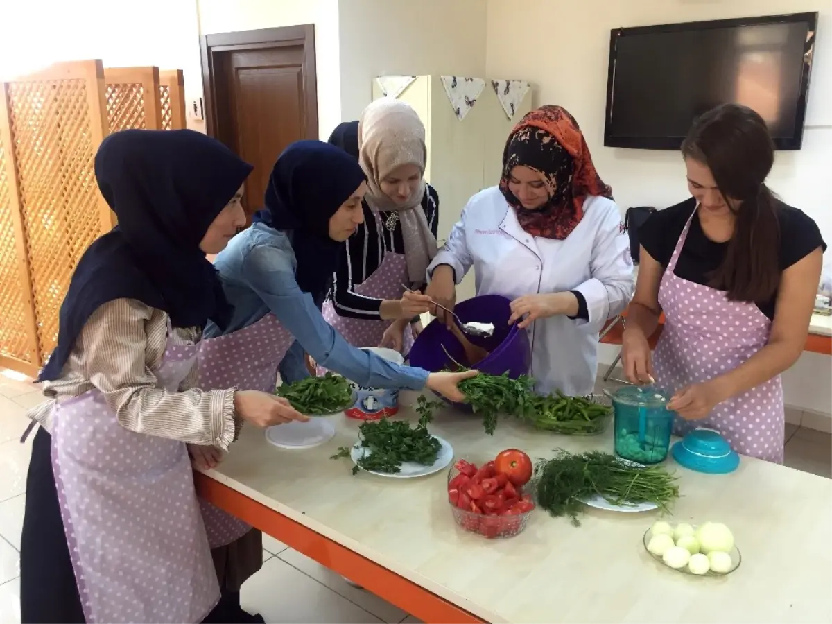 Pursaklarlı Kadınlar Kışlık Yiyeceklerini Kendileri Hazırlıyor