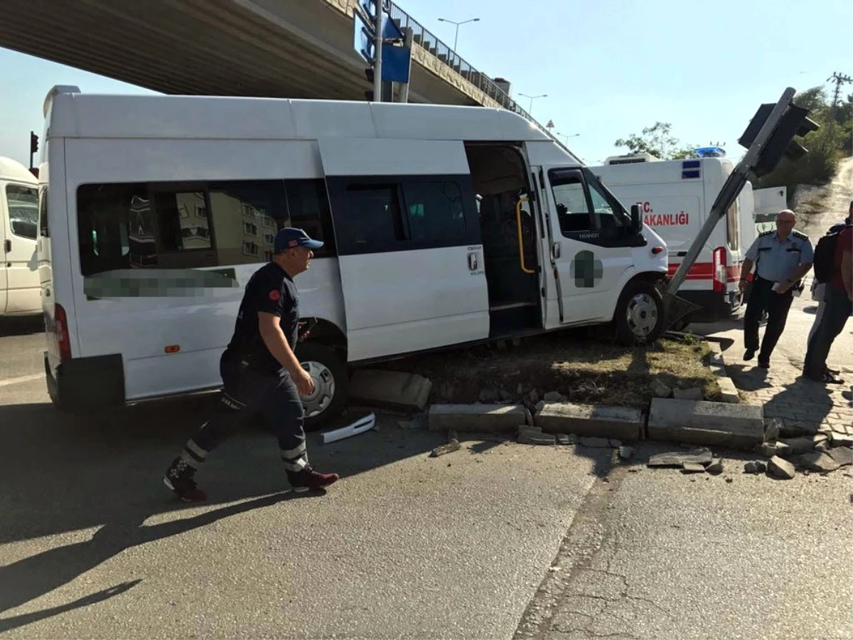 Samsun\'da Trafik Kazası: 13 Yaralı