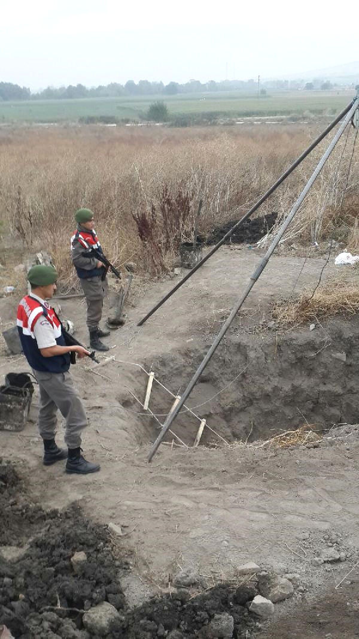 Sit Alanındaki Höyükte Tünel Açıp 15 Metrelik Demir Zincirli Merdiven Yerleştirmişler