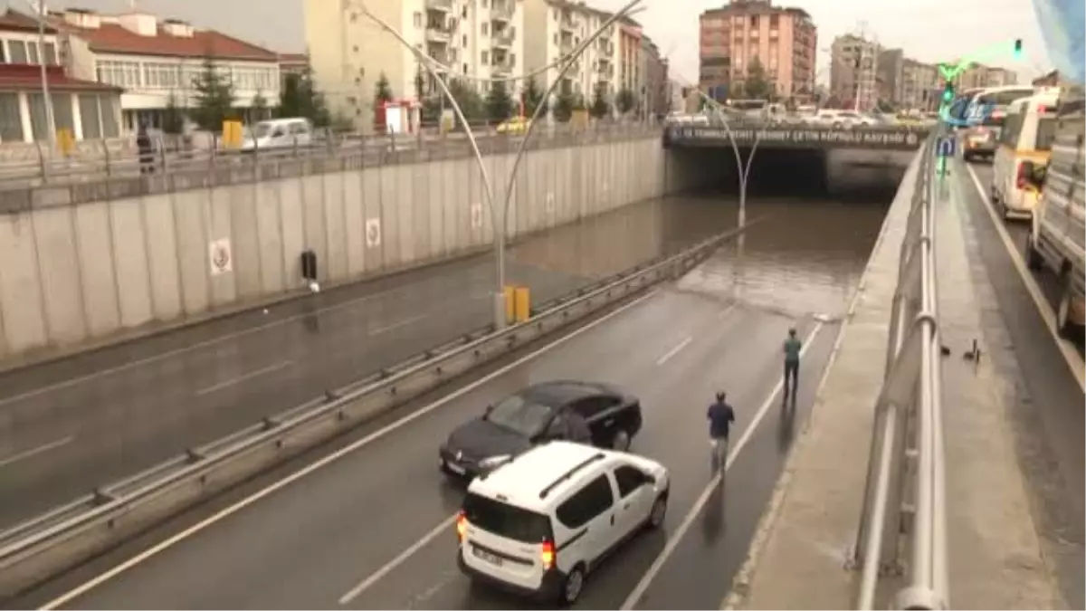 Uşak\'ta Sağanak Yağış Yolları Göle Çevirdi