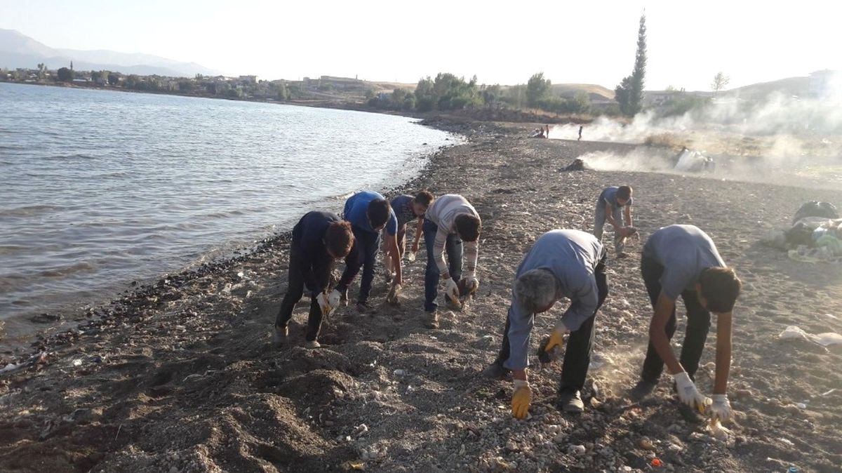 Van Gölü\'nün Sahilinde Çevre Temizliği Yapıldı