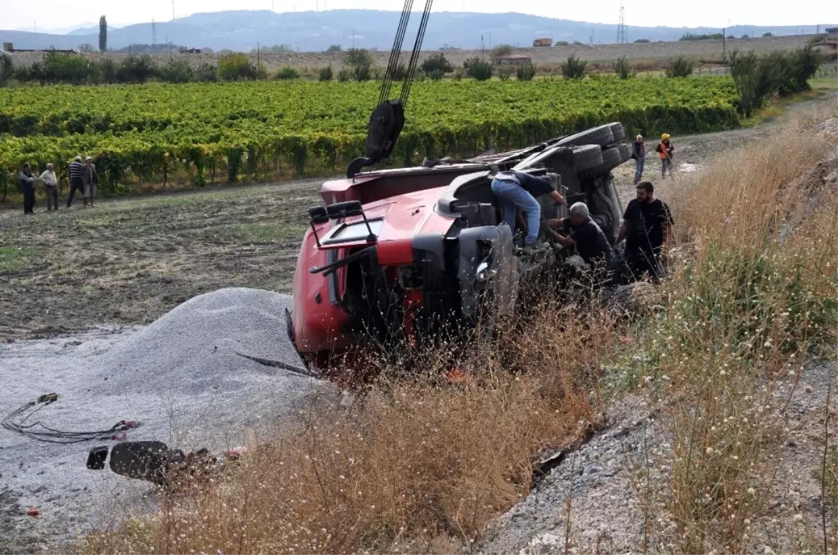 Yol Yapımında Çalışan Kamyonlar Çarpıştı: 1 Yaralı