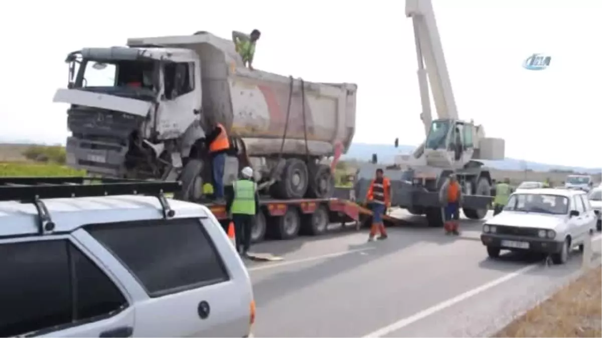 Yol Yapımında Çalışan Kamyonlar Çarpıştı: 1 Yaralı