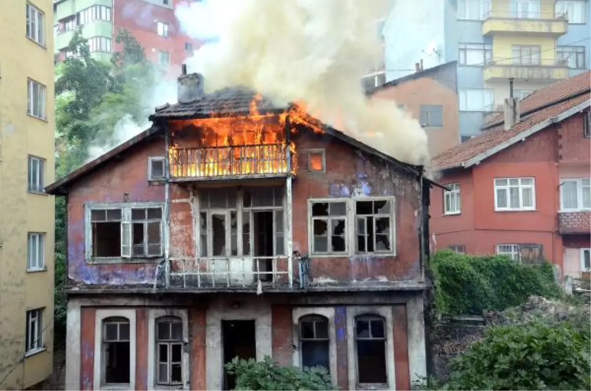 Zonguldak\'ta 3 Katlı Eski Bina Yandı