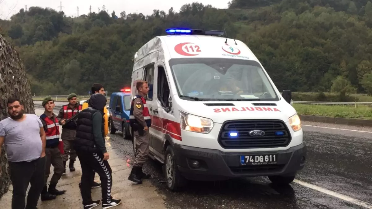 Ambulans İstinat Duvarına Çarptı