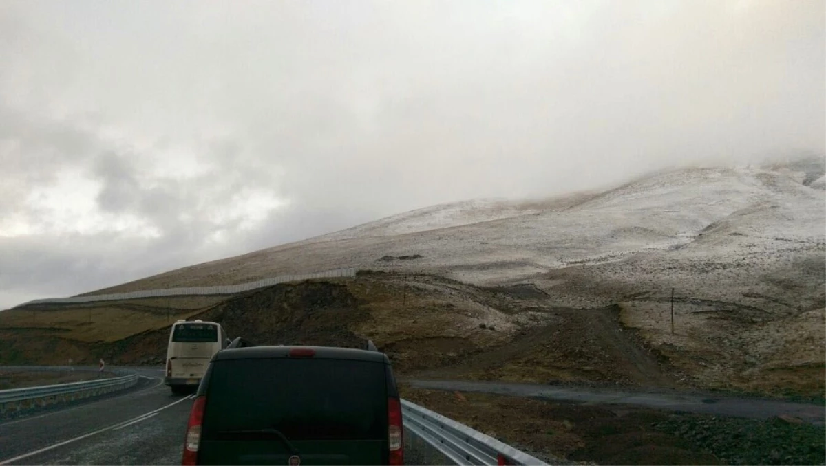 Ardahan\'ın Yüksek Kesimlerine Kar Yağdı