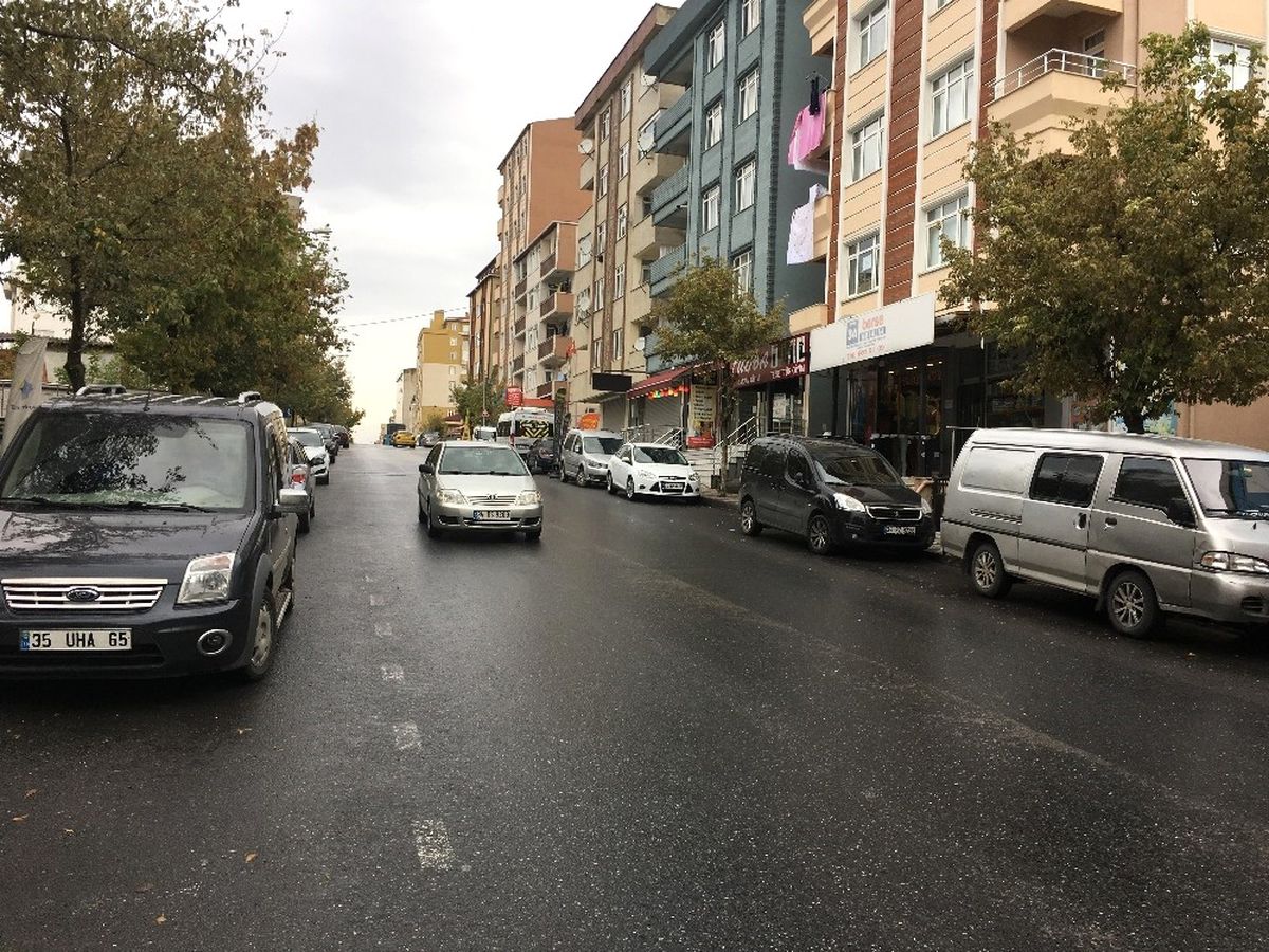 Ataşehir\'de Kadına Önce Omuz Sonra Yumruk Atan Saldırganı Polis Her Yerde Arıyor