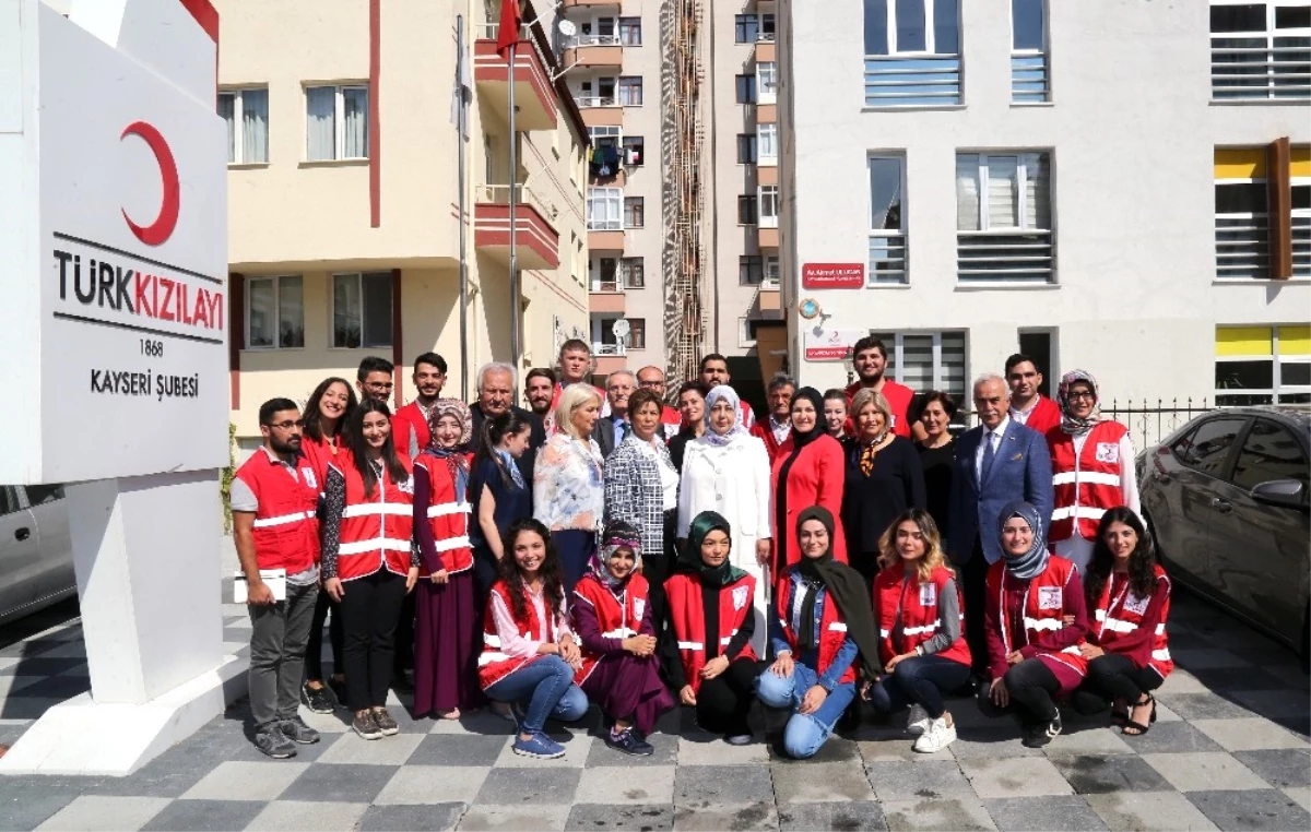 Ayşe Kamçı\'dan Türk Kızılayı Kayseri Şubesine Ziyaret