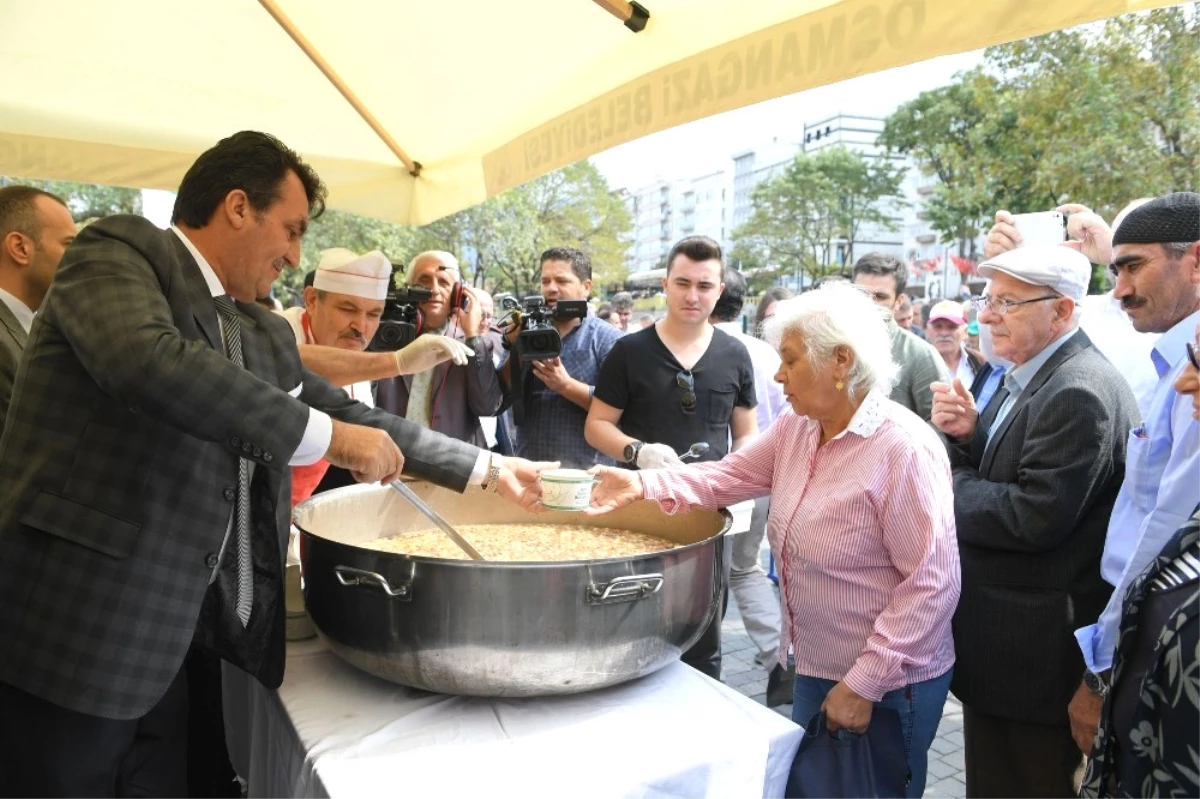 Başkan Dündar, Vatandaşa Aşure Dağıttı