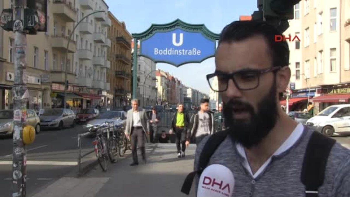Berlin\'de Türk Genci Metro Raylarına Düşen Yaşlı Alman\'ı Kurtardı