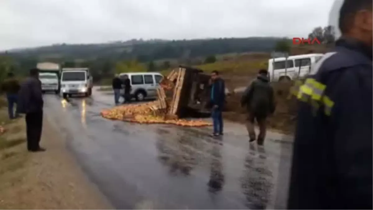 Çanakkale Elma Yüklü Traktör Devrildi 3 Yaralı