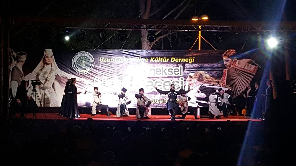 Çerkezler Geleneksel Haluj Gecesi\'nde Doyasıya Eğlendi