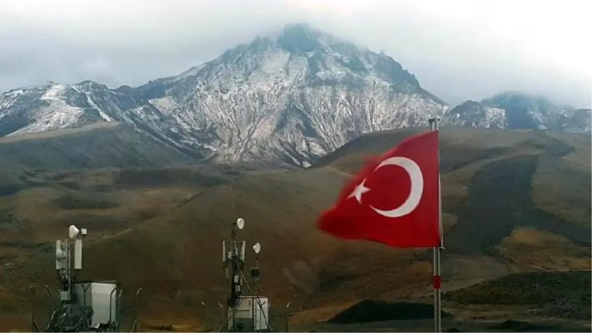 Erciyes\'e Sezonun İlk Karı Yağdı