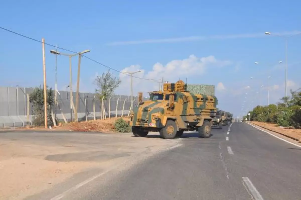 Hatay\'da Sınıra Askeri Araç Sevkiyatı Devam Ediyor