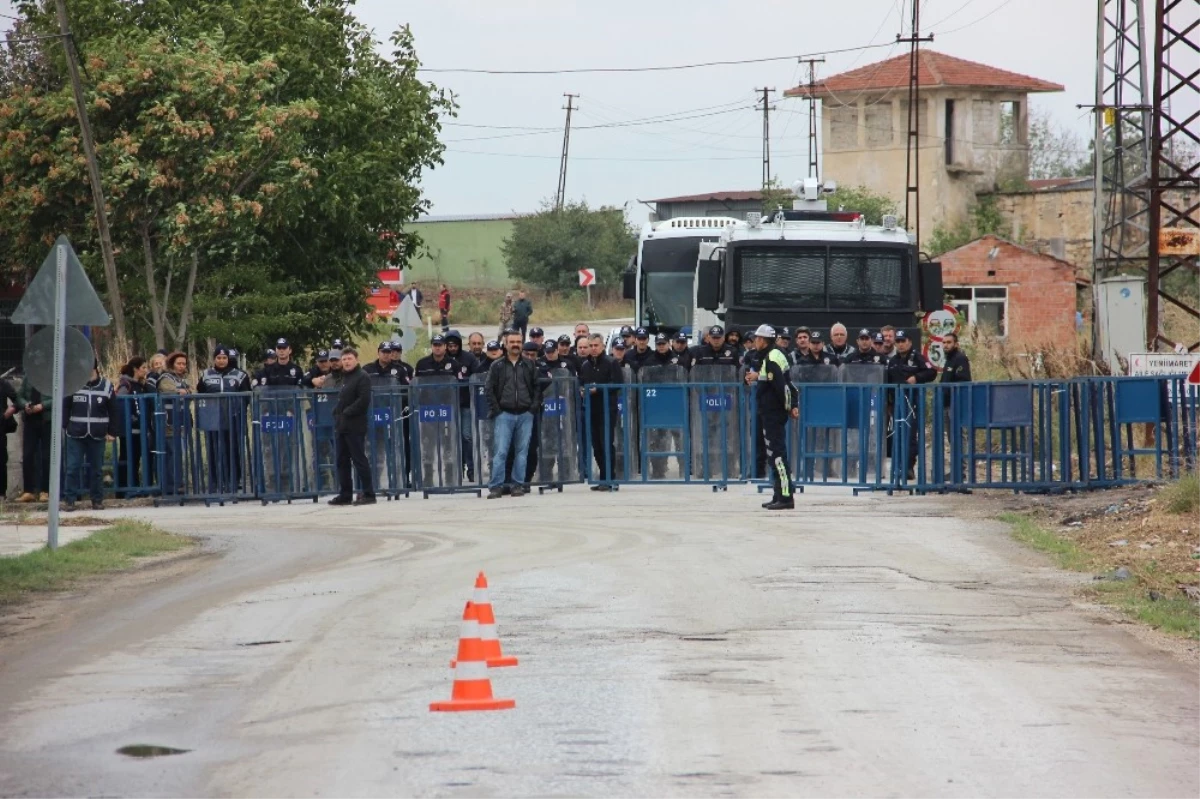 Demirtaş\'ı Ziyaret Etmek İsteyen HDP Grubu Cezaevine Yaklaştırılmadı