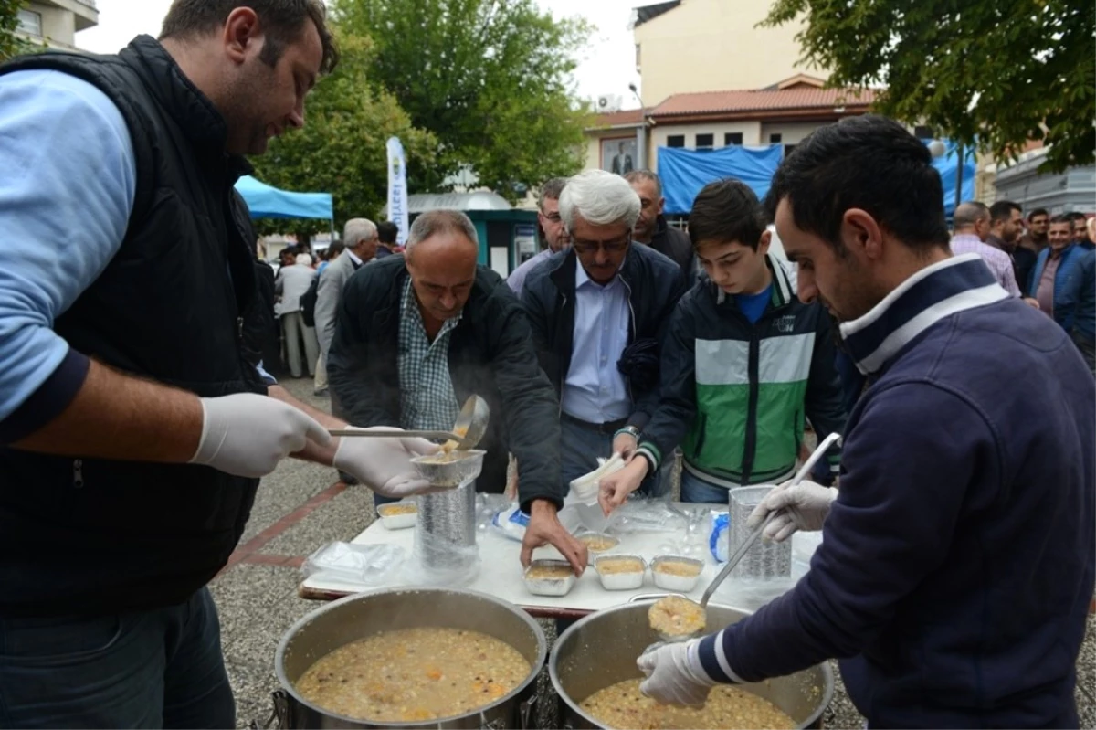 İnegöl Belediyesi Aşure İkramıyla Ağızları Tatlandırdı