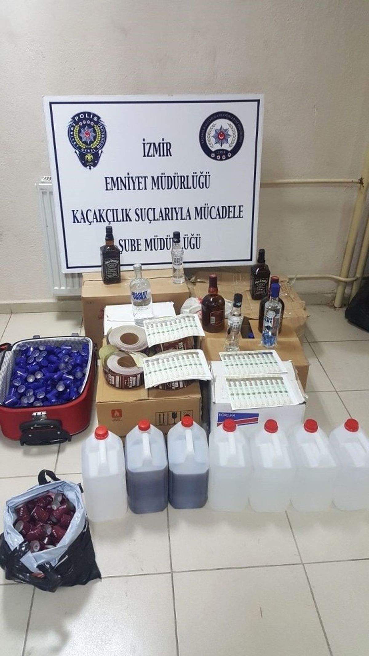 İzmir\'de Sahte İçki Operasyonu: 1 Tutuklama