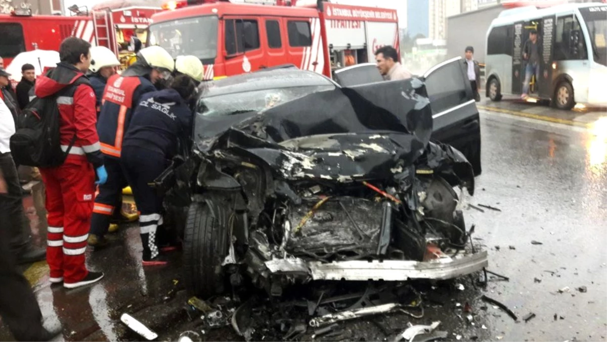 Kadıköy\'de Feci Kaza! Lüks Otomobil, Yolcu Otobüsüne Çarptı: 2 Ağır Yaralı