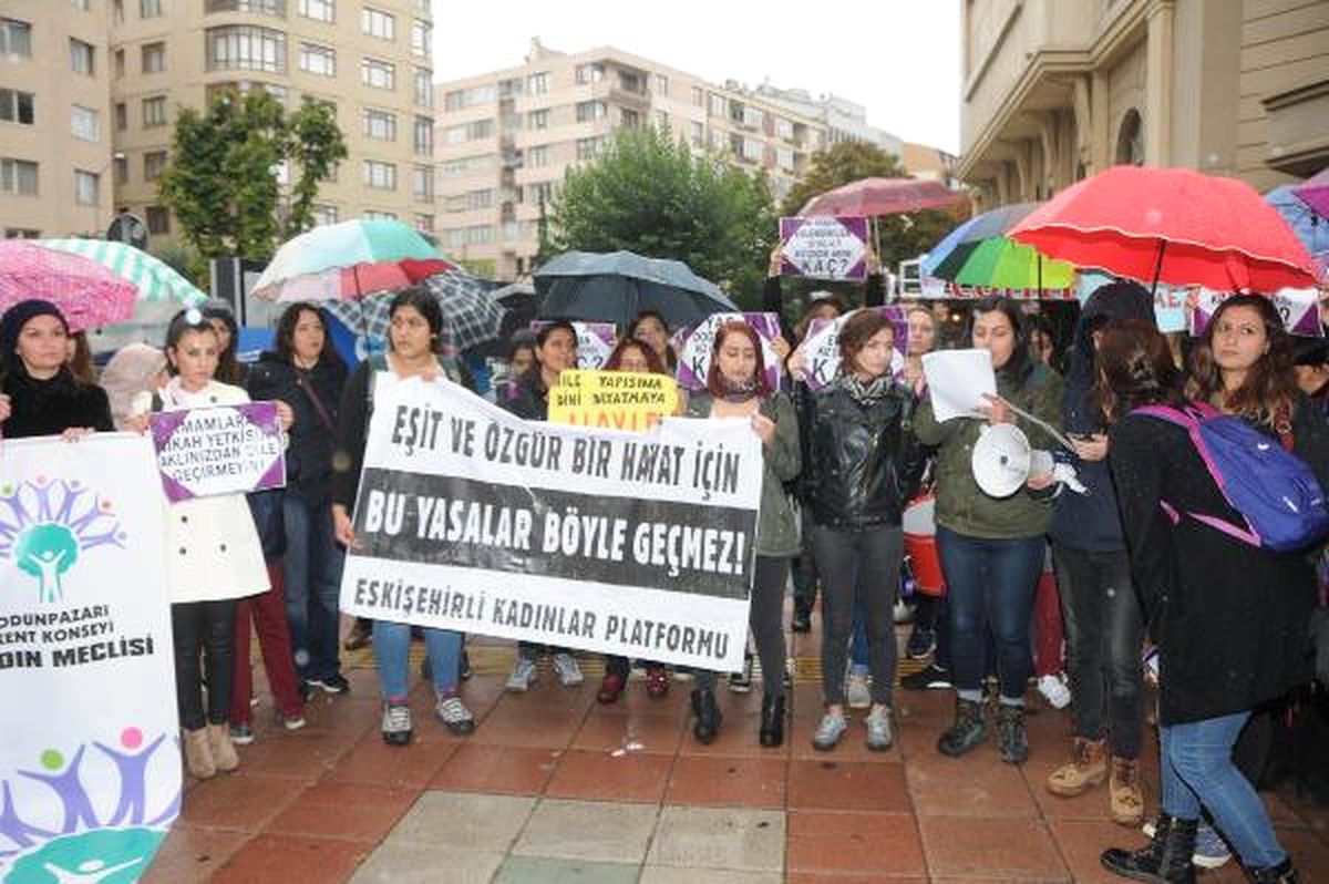 Kadınların Yağmur Altında \'Nikah Kıyma\' Protestosu