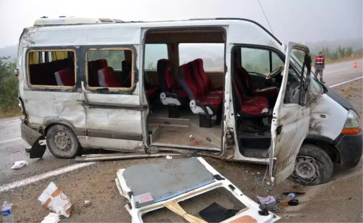 Karabük\'te İşçi Servisi Devrildi: 16 Yaralı