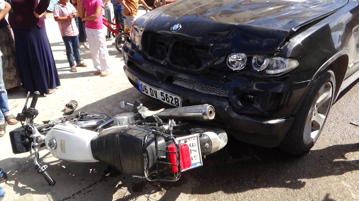 Kilis\'te Motosiklet ile Otomobil Çarpıştı: 2 Yaralı